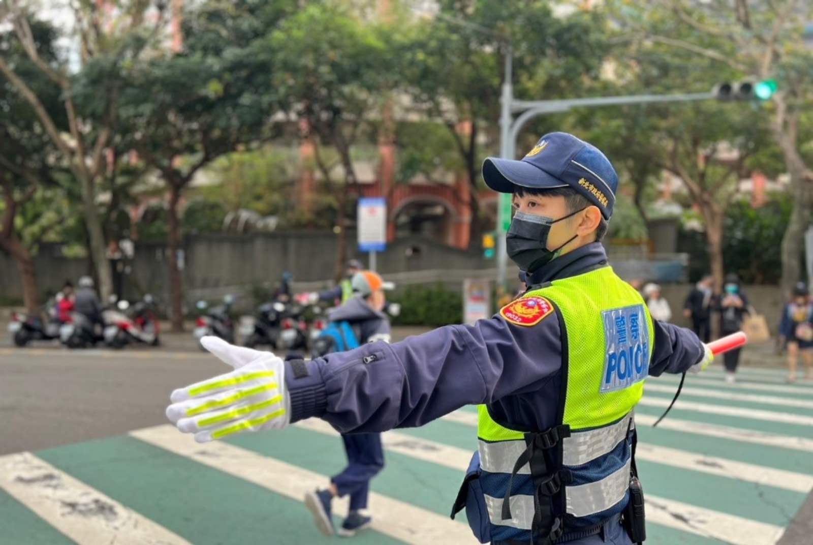 汽機車-停讓行人-行人穿越道-交叉路口-行人優先-斑馬線-交通安全